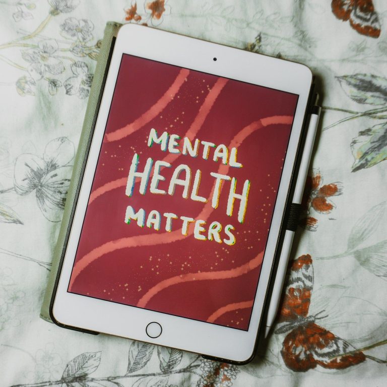 Tablet con el texto "Mental Health Matters" sobre un fondo rojo.